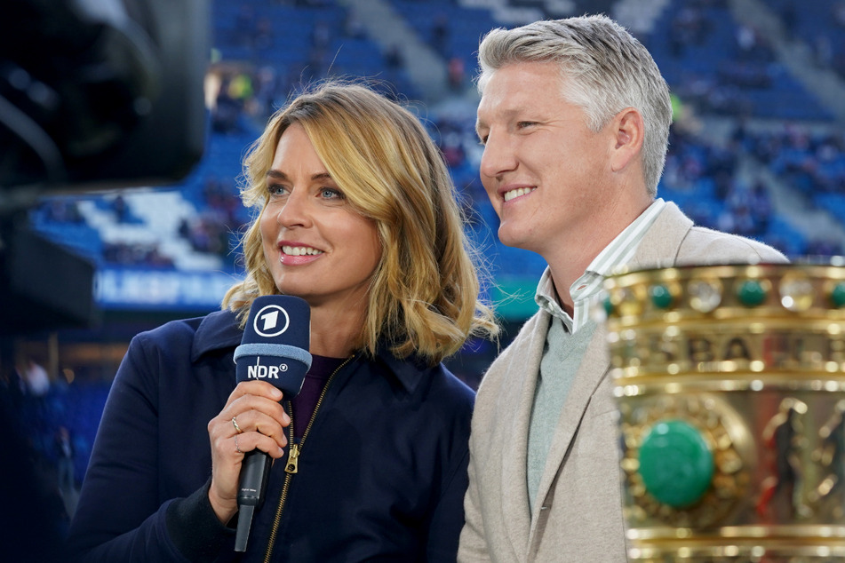 Dieses Duo wird bei der WM 2022 nicht zu sehen sein. Anstelle von Jessy Wellmer (42) wird Esther Sedlaczek (36) gemeinsam mit Bastian Schweinsteiger (37) die WM moderieren.