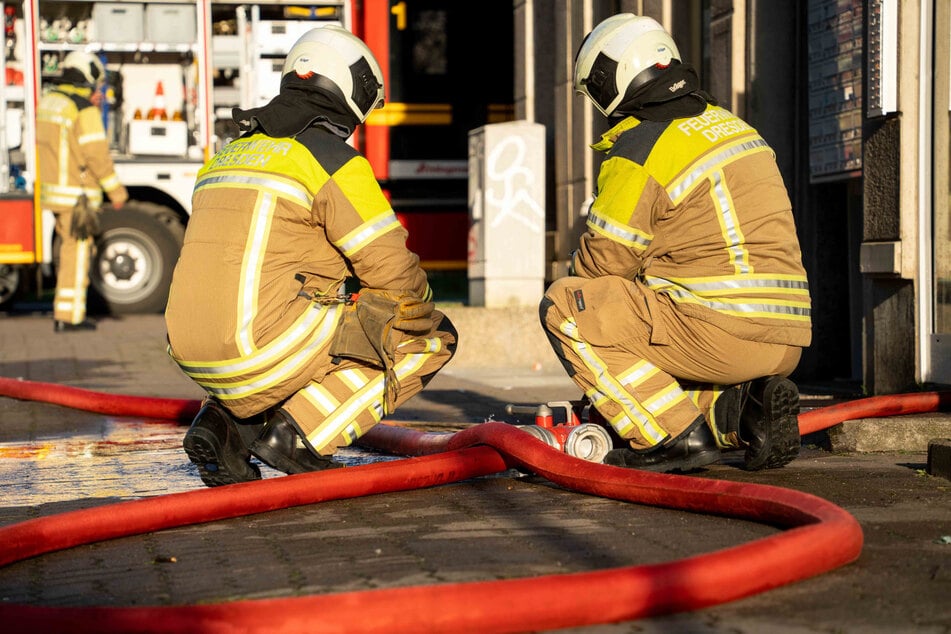Die Dresdner Feuerwehr hat aufgrund von Feuerwerkskörpern bereits kurz vor der Silvesternacht alle Hände voll zu tun. (Symbolbild)