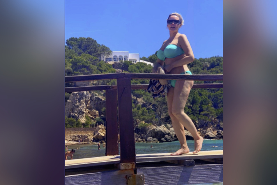 Vanessa Blumhagen shows herself in a topless photo from behind.