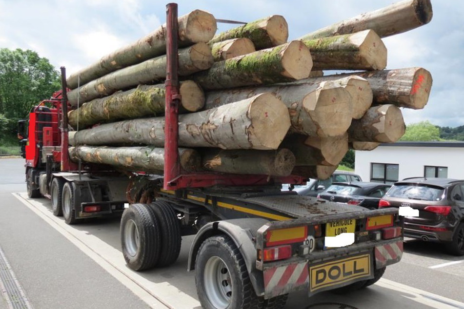 Der von der Polizei Wittlich aus dem Verkehr gezogene Holztransporter hatte ganze 47,7 Tonnen Buchenstämme geladen.
