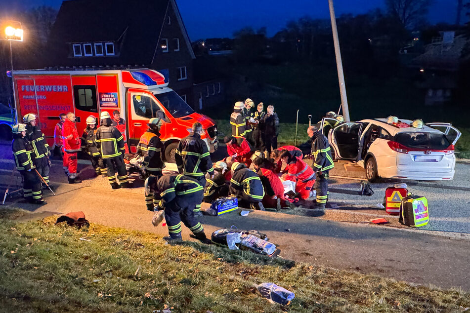 In Hamburg-Kirchwerder soll am Samstagnachmittag ein vollbesetztes Auto gegen einen Laternenmast gekracht sein. Zahlreiche Rettungskräfte waren vor Ort.