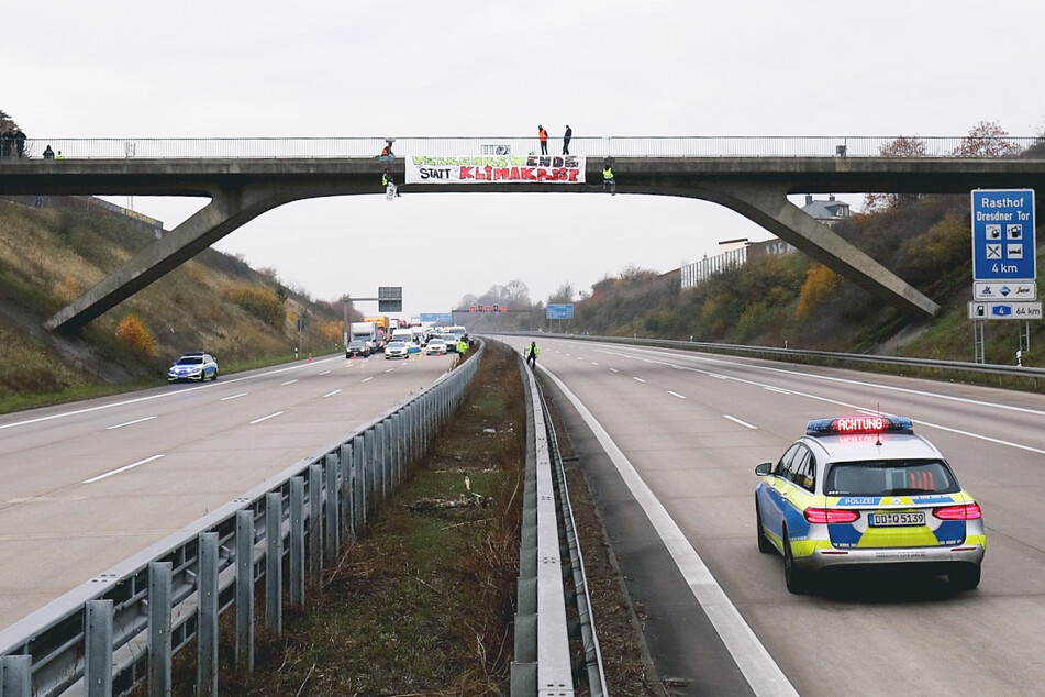 Police cordoned off Autobahn 4 under the affected bridge.