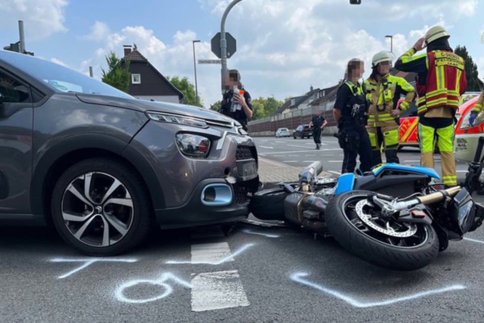 23-Jährige rammt auf Kreuzung Motorrad: Biker schwer verletzt