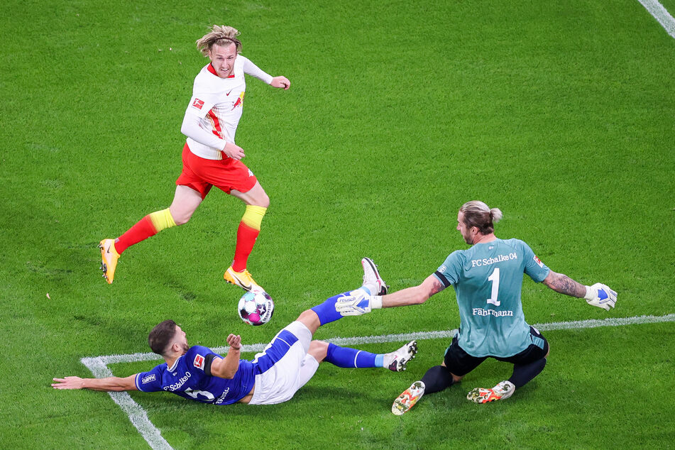 Matija Nastasic (27, l.) und Ralf Fährmann (32, r.) könnten mit S04 in die zweite Liga gehen. Finanziell wäre es jedoch eine Herausforderung.