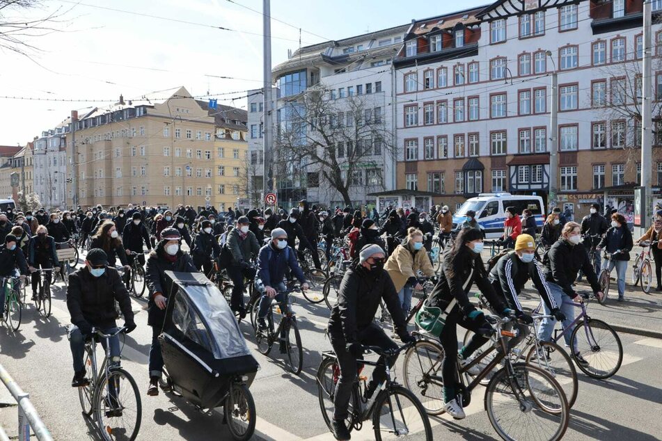 Die Fahrraddemo aus Connewitz ist unterwegs in Richtung Innenstadt.
