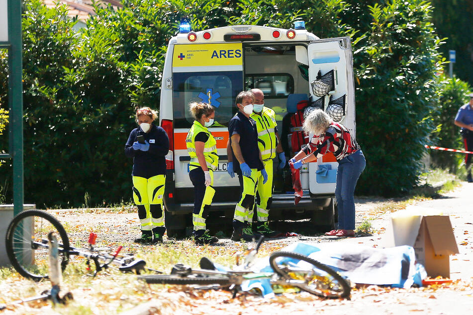 Rettungskräfte sind am Tatort im Einsatz.