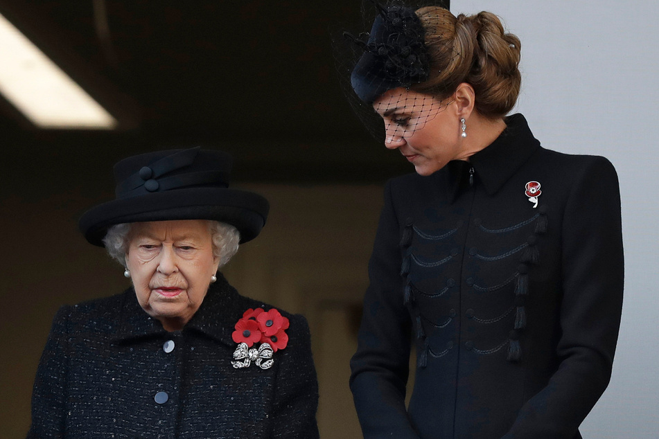 Königin Elizabeth II. (95) und Catherine, Herzogin von Cambridge, bei einem Gedenkgottesdienst.
