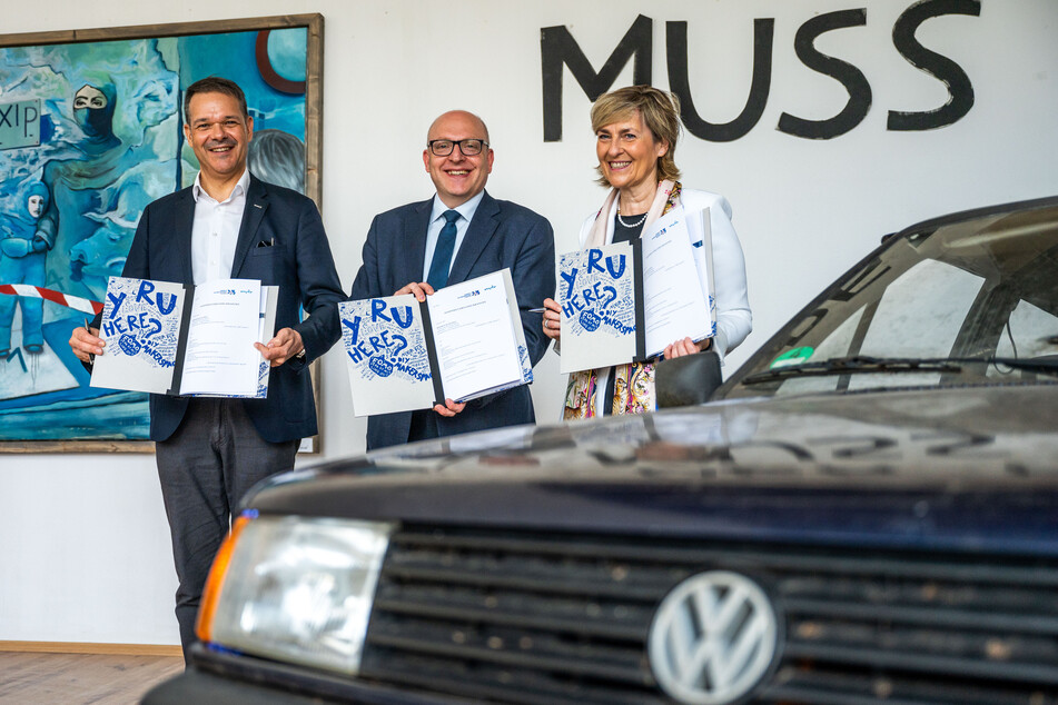 Kulturhauptstadt-Chef Christoph Dittrich (55, l.), Oberbürgermeister Sven Schulze (49, SPD) und MDR-Intendantin Karola Wille (62) unterzeichneten eine Kooperationsvereinbarung zur Kulturhauptstadt Europas.