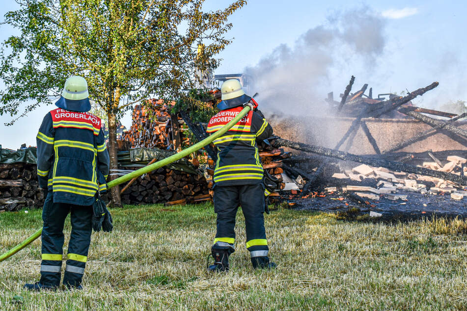 Der Brand wurde inzwischen vollständig gelöscht. Die Scheune konnte nicht gerettet werden.