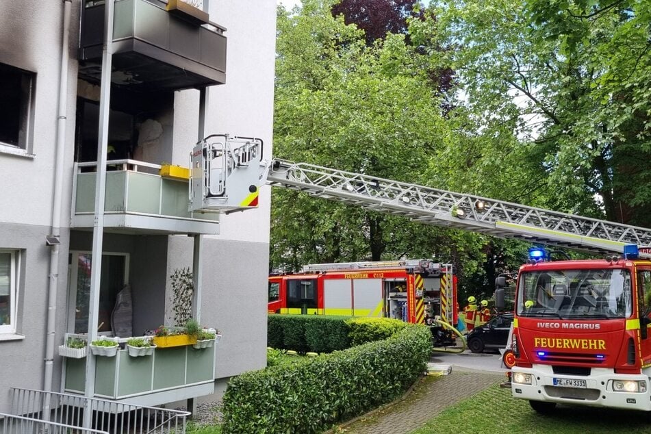 Nur mit einer Drehleiter konnte die Feuerwehr die rund 40 Personen aus dem brennenden Gebäude evakuieren.