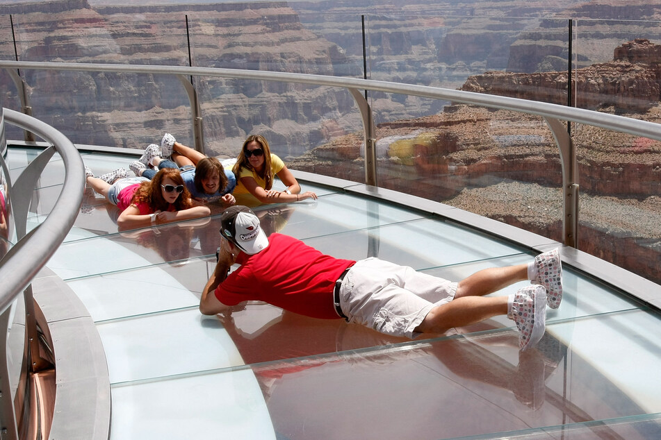 Der Grand Canyon Skywalk in Arizona nutzt Glas mit einer dicke von 7,62 Zentimeter. "The Geongs" Glasboden war maximal 1,27 Zentimeter dick.