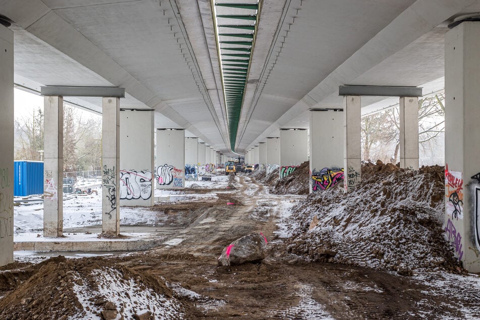 Die Pfeiler notsichern die Leipziger Agra-Brücke.