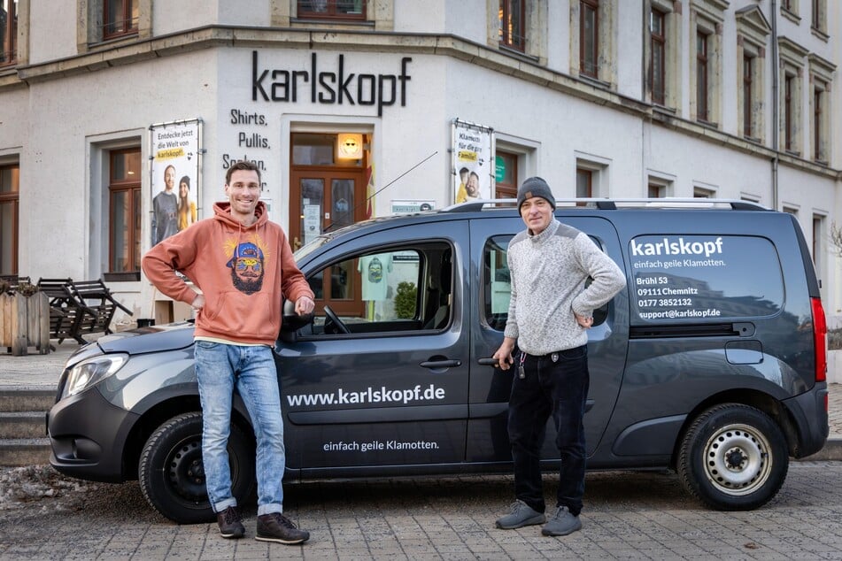 Martin (l.) und sein Vater Jens König (65) bieten einen Fahrservice in Chemnitz an. Mit diesem Auto probierte sich der 35-Jährige auch als Uber-Fahrer.