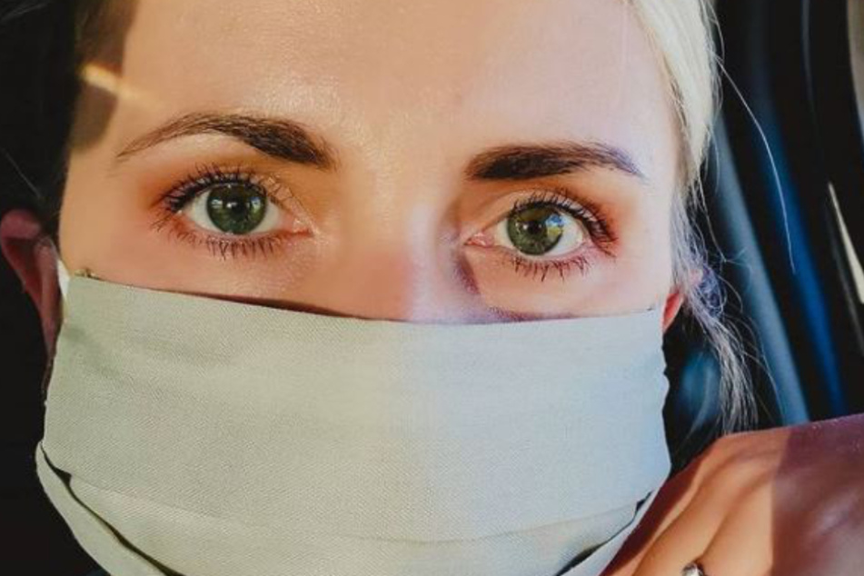 Anna Heiser mit Maske auf einem Instagram-Selfie.