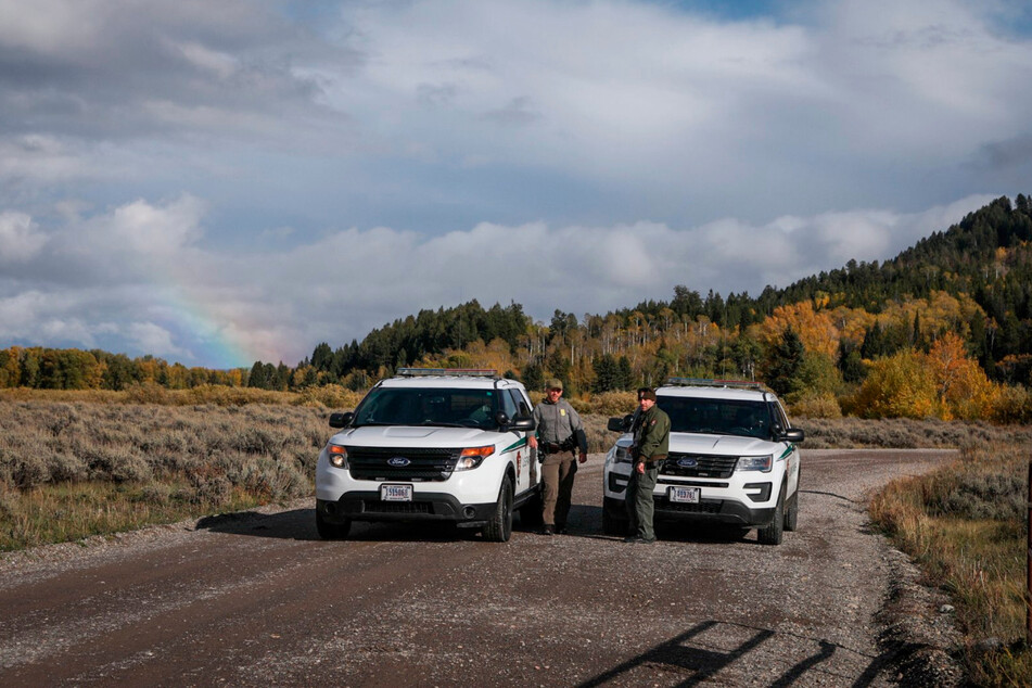 Beamte der U.S. Park Ranger blockieren einen Zugang für Fahrzeuge im Bridger-Teton National Forest östlich des weitläufigen Grand Teton National Park am Highway 89 in Wyoming.