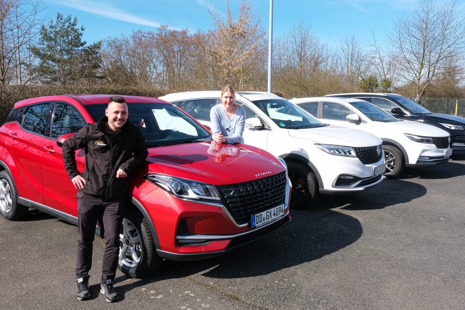 Verkäufer Markus und Marketingleiterin Jessica präsentieren die neuen Automarken DFSK und BAIC.
