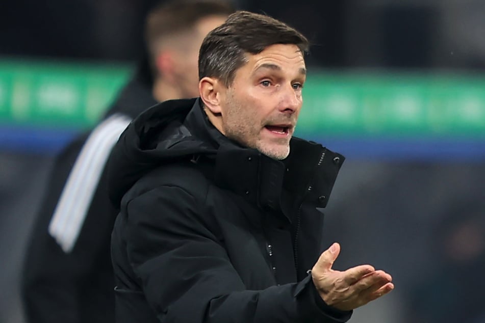 Hertha-Coach Stefan Leitl (48) muss seine Spieler nach der bitteren Pokal-Pleite wieder aufbauen und den Blick nach vorn richten.