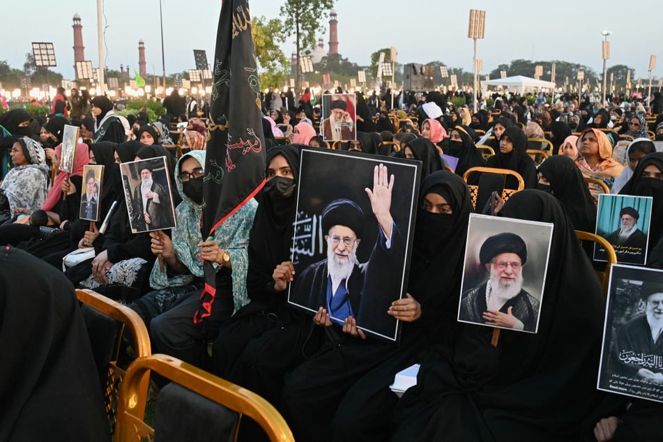 Dutzende Menschen demonstrierten am Samstag im Iran gegen eine Friedensvereinbarung mit den USA.