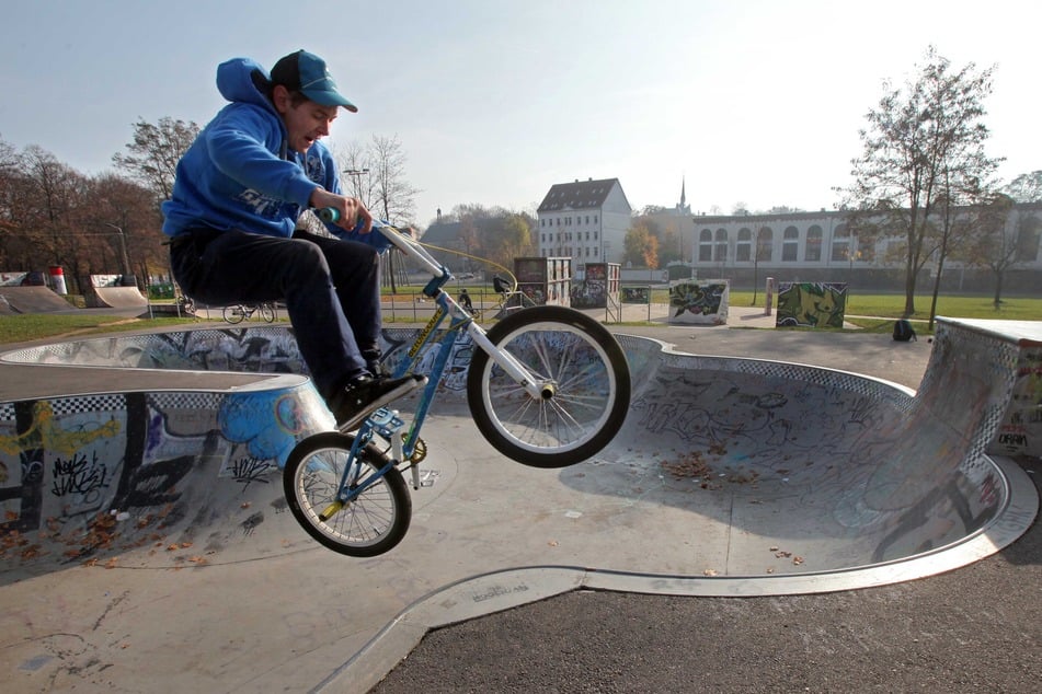 Abheben im Konkordiapark: Ein BMX-Fahrer zeigt einen Sprung über die Betonkante.