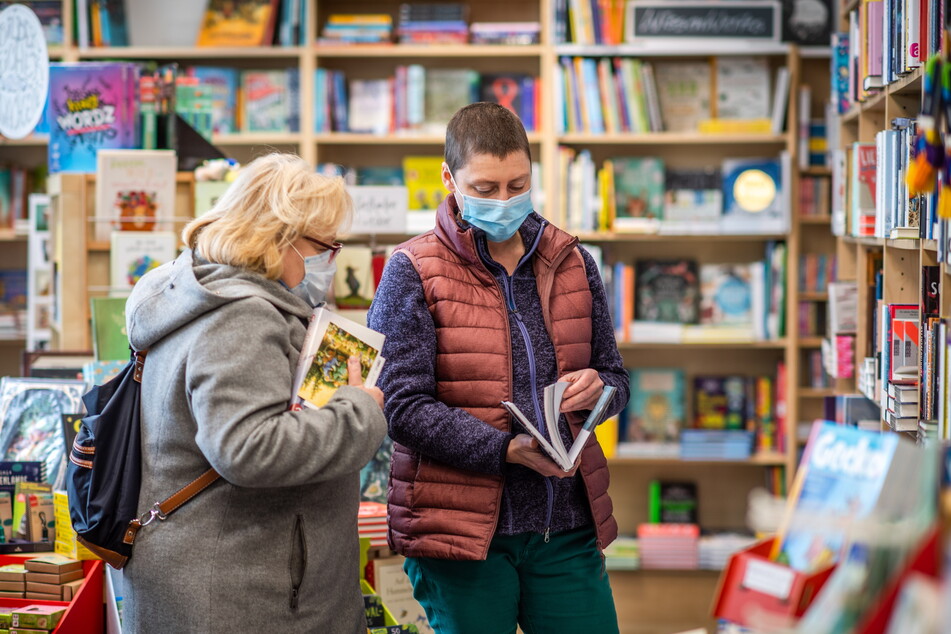 Mica Kempe (44, r.) berät im "MonOkel"-Buchladen eine Kundin.