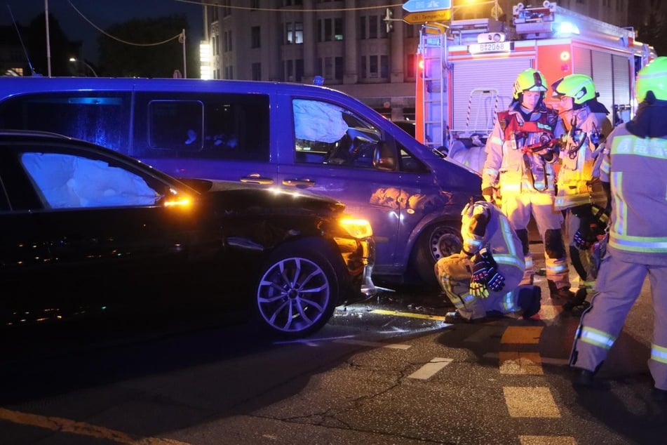 In Berlin krachte ein Gefangenentransporter mit einem Auto zusammen.