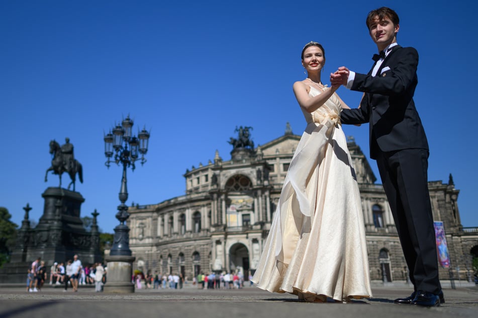 Franziska Rose und Max Jeschke präsentieren vor der Semperoper das neue Debütantenkleid samt Schmuck.