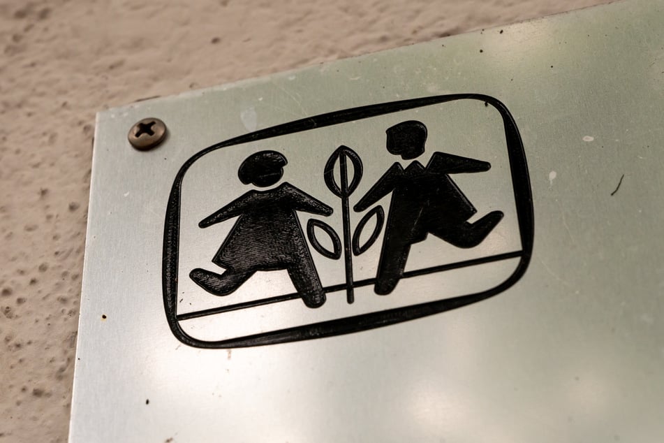 Das Logo von "SOS-Kinderdorf" auf einem Schild. Die Organisation ist auf der ganzen Welt tätig.