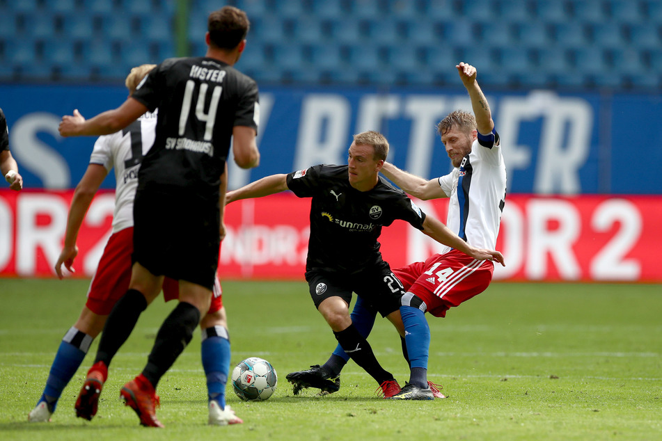 Hamburgs Aaron Hunt (r) und Sandhausens Emanuel Taffertshofer kämpfen um den Ball.