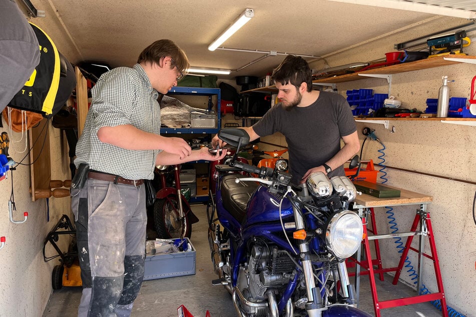 Lukas (27, r.) findet trotz Maschinenbau-Studium keinen Job.