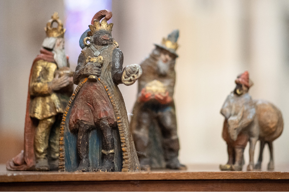 Ulm: Die Figur des Melchior (vorne) steht mit den anderen Figuren der Heiligen Drei Könige im Ulmer Münster.