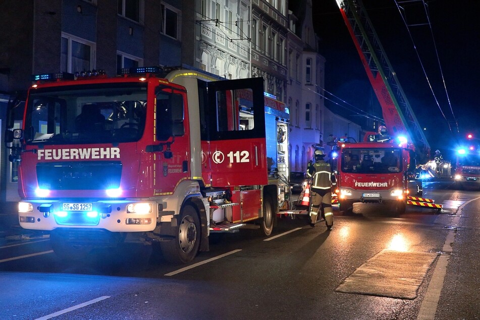 Wohnhausbrand: Feuerwehr rettet elf Menschen mit Drehleitern aus Qualmhölle