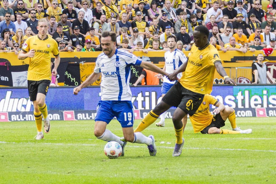 In der Szene bringt Kofi Amoako (20, r.) Schalke-Kapitän Kenan Karaman (31, l.) zu Fall. Der verwandelte den fälligen Elfmeter selbst.