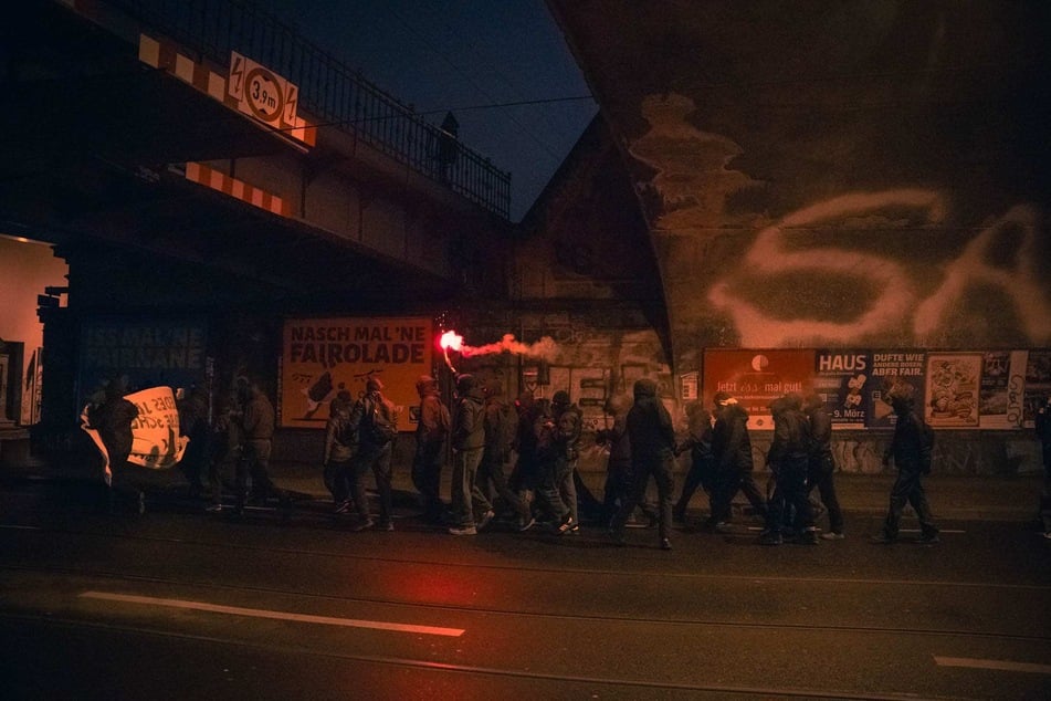 Die Teilnehmer einer spontanen Demo zündeten Pyrotechnik.