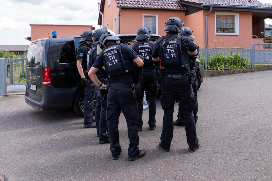 Die Polizei war schwer bewaffnet in den Ortsteil ausgerückt.