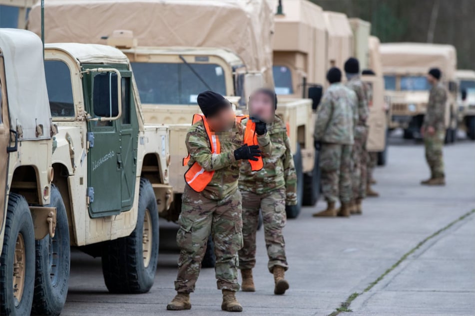 Eine 24-jährige Lkw-Fahrerin innerhalb eines US-Militärkonvois flüchtete, nachdem sie ein Schild umgemäht hatte. (Symbolbild)