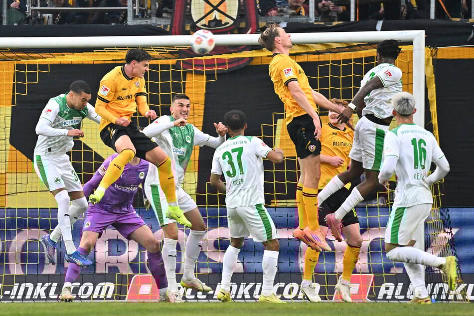 Hier köpft Neuzugang Thomas Keller die SGD mit 1:0 in Führung.