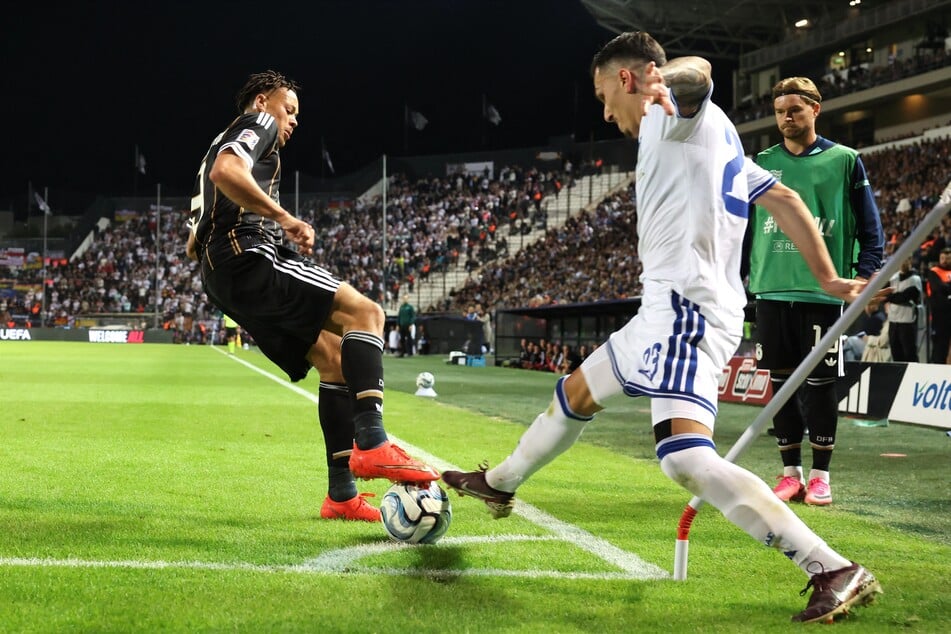 Deutschlands Derry Scherhant (l.) und Alexandros Kyziridis kämpfen an der Eckfahne um den Ball.