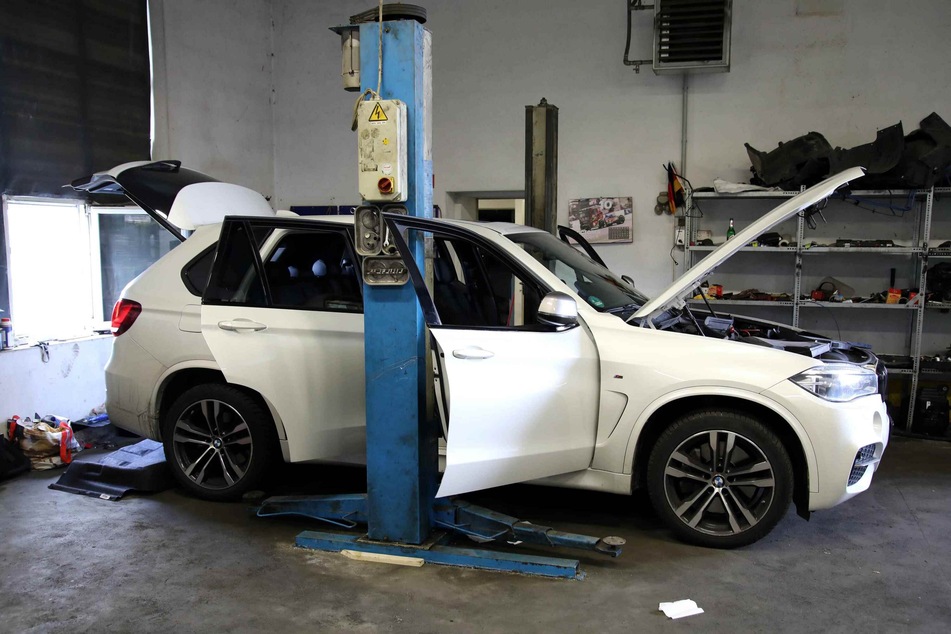 Ermittler fanden in den Hallen auch einen in Paderborn gestohlenen BMW X5.