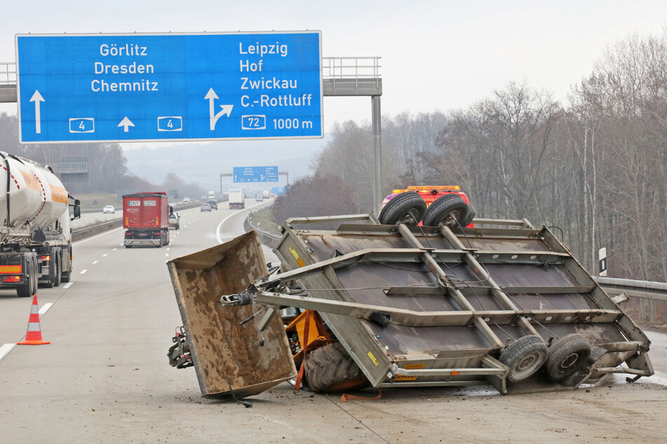Unfall A4: Kurz vor Kreuz Chemnitz: Anhänger auf A4 umgekippt