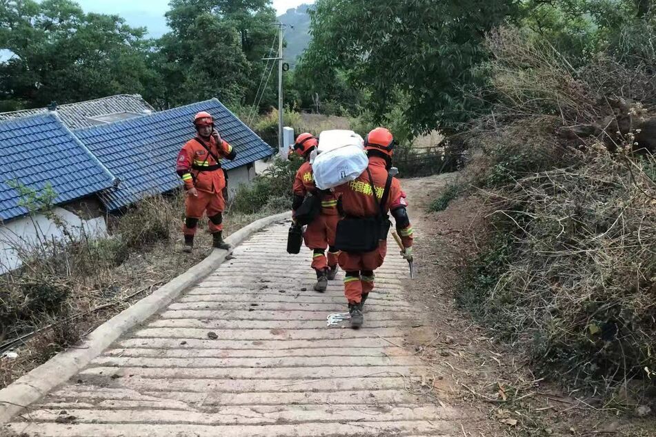 Hilfsgüter werden nach dem schweren Erdbeben in der südwestchinesischen Provinz Yunnan transportiert.
