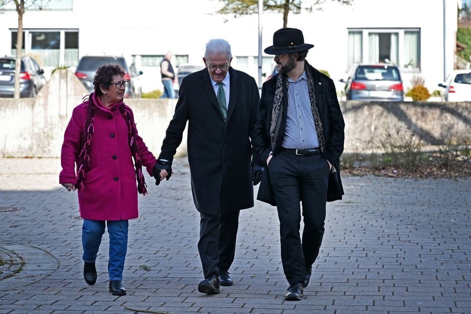 Winfried Kretschmann (77, Grüne), seine Ehefrau Gerlinde und deren Sohn Johannes machten sich am Sonntag gemeinsam auf den Weg zum Wahllokal.