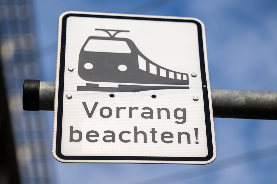 Vorrang beachten heißt es auf der Bahnhofstraße/Ecke Am Rathaus.