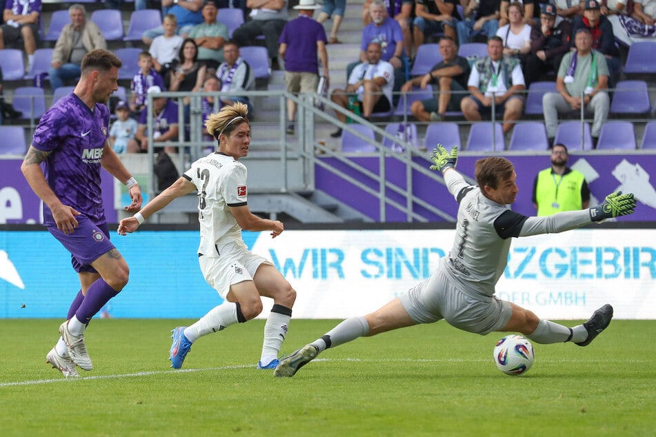 Martin Männel (37, r.) glänzte im Test gegen Mönchengladbach mit mehreren Paraden wie dieser. Das soll auch unter dem neuen Torwarttrainer Jens Voigt so bleiben.