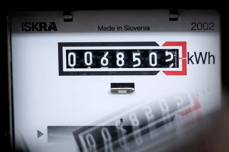 Ein Stromzähler zeigt in einem Mietshaus die verbrauchten Kilowattstunden an. (Symbolbild)