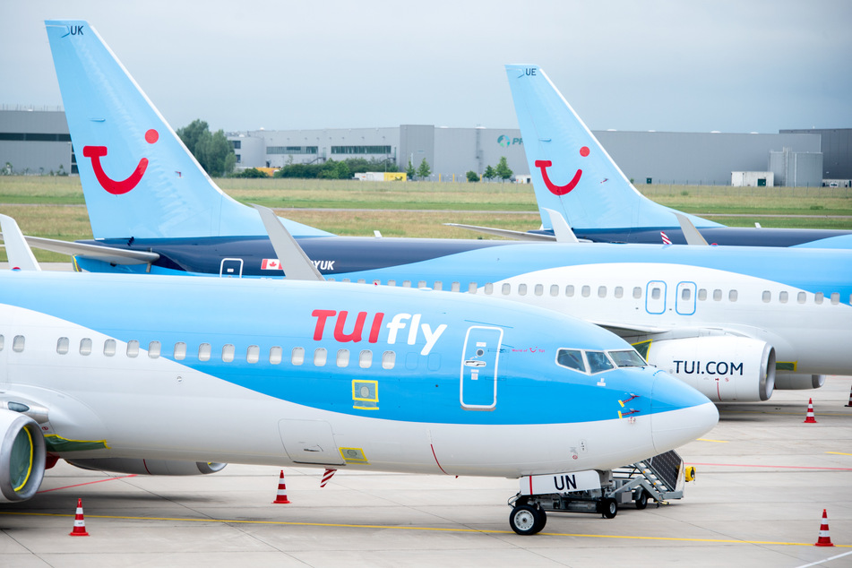 Flugzeuge der Fluggesellschaft TUIfly stehen auf dem Flughafen Hannover.