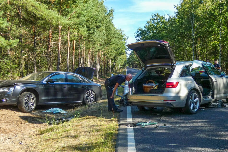 Polizisten begutachten den entstandenen Schaden.