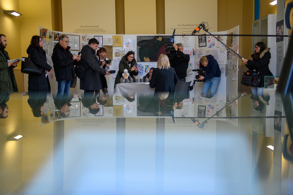 Besucher können sich in ein Kondolenzbuch im Alten Rathaus eintragen.