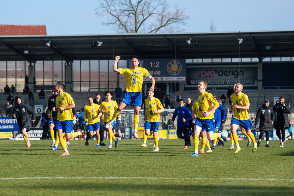 Lok Leipzig kämpft in den nächsten zwei Spielen um den Aufstieg in die 3. Liga. Wieder mit dabei: Lukas Wilton (31, 2.v.r.).