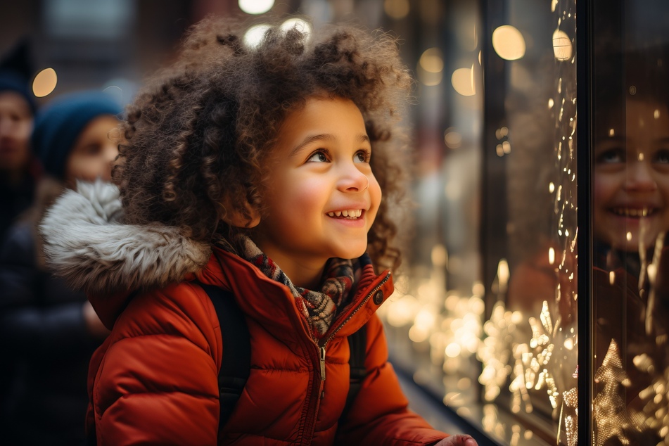 Weihnachtlich dekorierte Schaufenster lassen Kinderaugen strahlen.