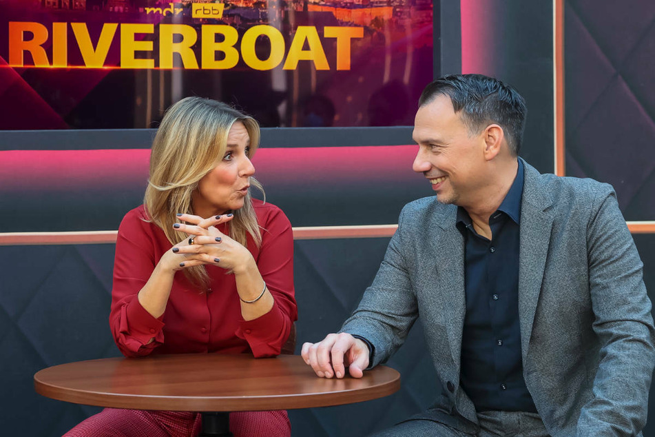 Sebastian Fitzek (50) wird ab dem 15. Oktober an der Seite von Kim Fisher (52) und Jörg Kachelmann (63) die Talkshow "Riverboat" moderieren.